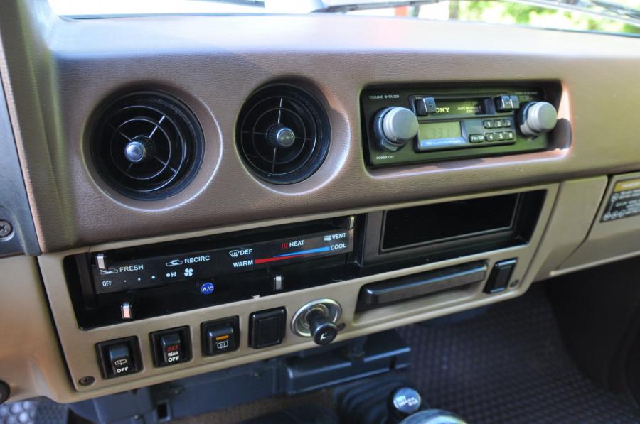 Детали интерьера Toyota Land Cruiser 60 (FJ60) 1984 года  (NA) (фото 120 из 251)